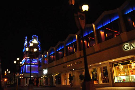 Oranjestad, capital de Aruba, cheia de lojas de grife